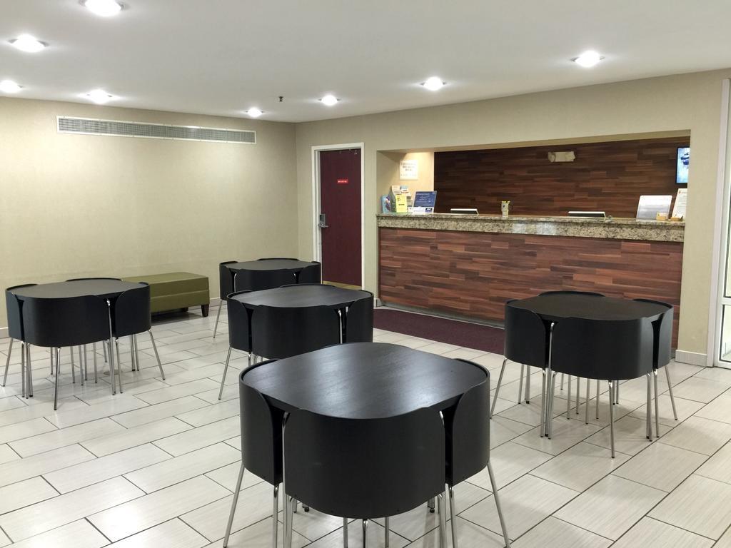 麦迪逊东速8酒店 外观 照片